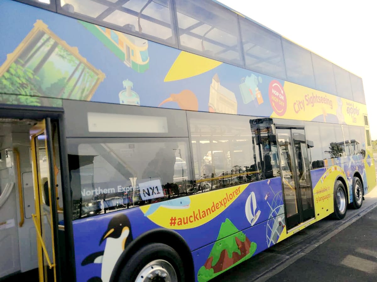新西兰乘坐公交车是 in the bus 还是 on the bus？