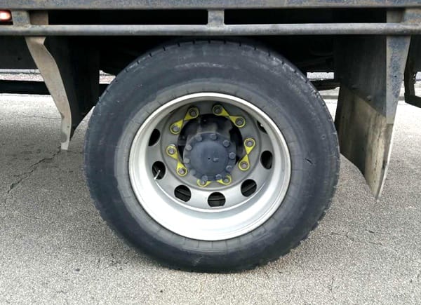 新西兰大中型汽车轮胎螺栓上的荧光彩色塑料片是做什么的？