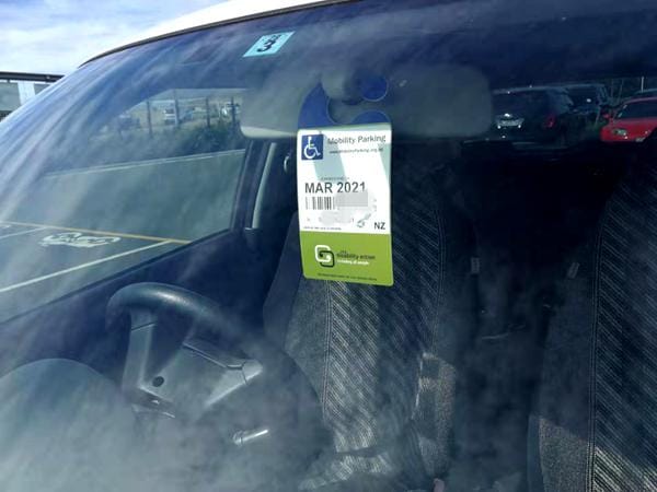 新西兰行动不便人士停车证明长什么样？