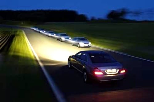 道路上对面车辆向您晃大灯代表什么？