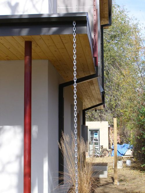 新西兰房子屋檐垂下来一条铁链是做什么的？