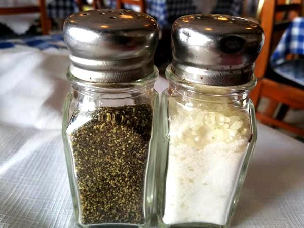 西餐厅和咖啡厅盐罐子里的大米是做什么的？