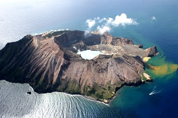 新西兰怀特岛火山突然喷发，危险等级调整为4级