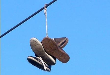 一双旧鞋挂在电线上是为什么？