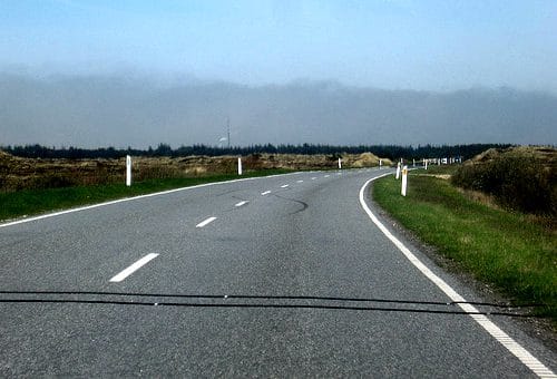 新西兰路面上两条黑色平行的钢索是干什么的？