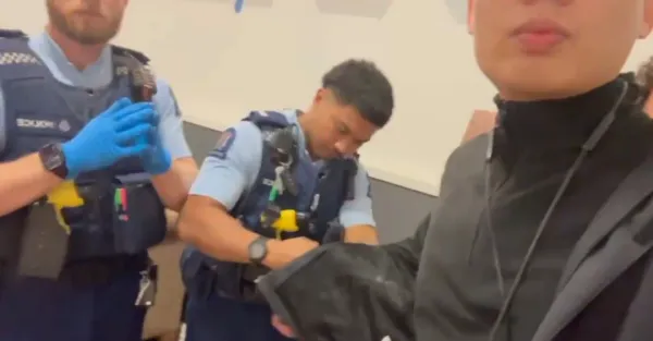 中国小伙：“我来新西兰旅游，在酒店大堂被新西兰警察无端逮捕”