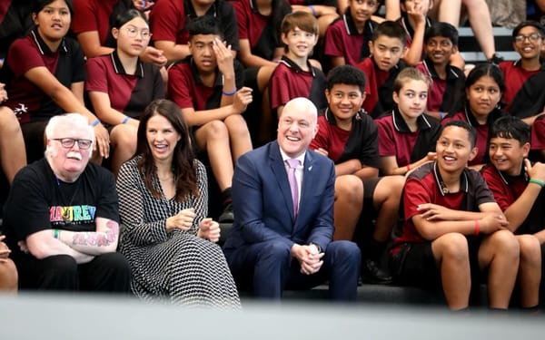 总理携教育部长首秀：新西兰全面禁止中小学生校内使用手机
