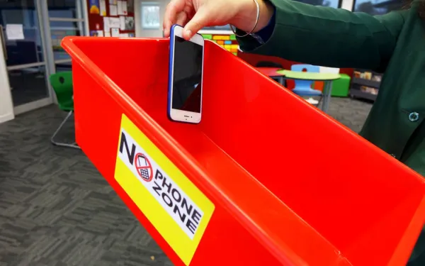 新西兰校园手机禁令正式实施，它有什么影响？