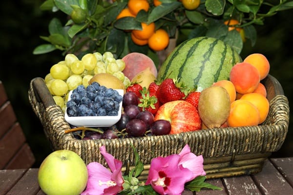 choose-and-buy-fruits-in-new-zealand-supermarket